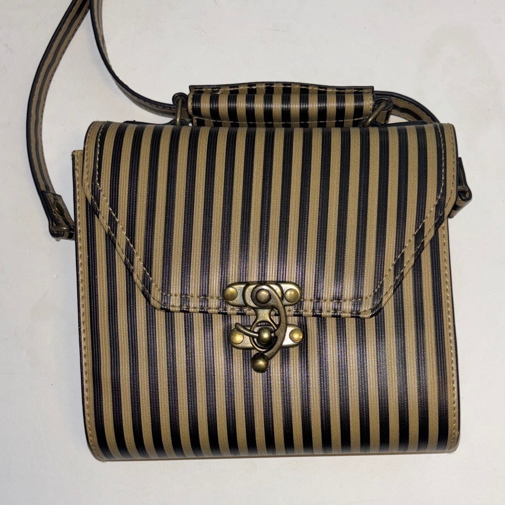 TOPSHOP BRAND BLACK AND TAN STRIPE FAUX LEATHER CROSSBODY BRASS LOCK TOP HANDLE
